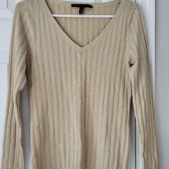 White House Black Market Beige With Gold Metalic Ribbed V-Neck Sweater Size  M - Picture 4 of 8